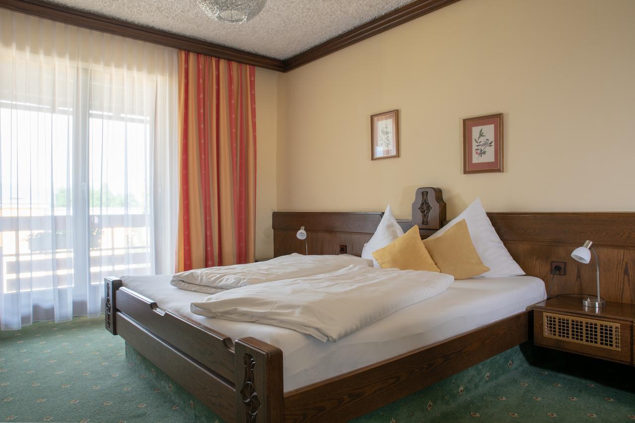 Hotel Kanz Филах Екстериор снимка